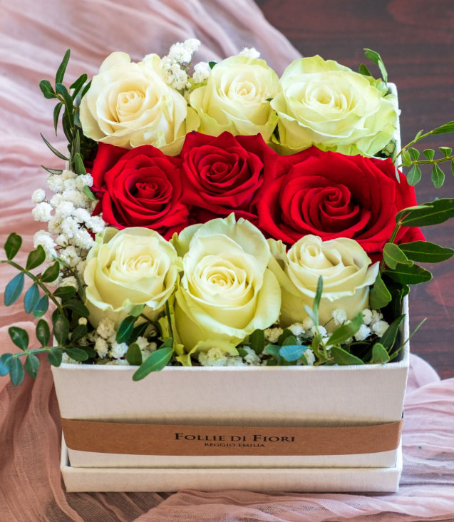 scatola bianca con rose rosse e rose bianche