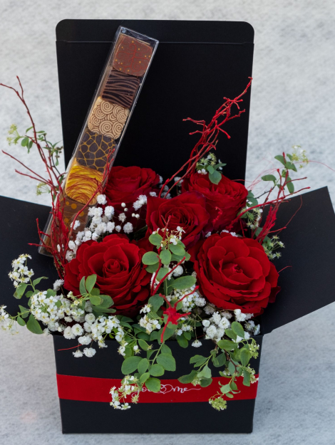 box con rose e cioccolatini per san valentino