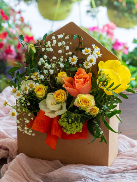 scatola a forma di lettera con composizione floreale