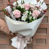 mazzo di fiori con rose rosa e fiori bianchi per la festa della mamma
