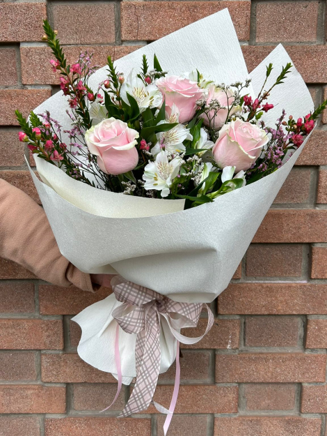mazzo di fiori con rose rosa e fiori bianchi per la festa della mamma
