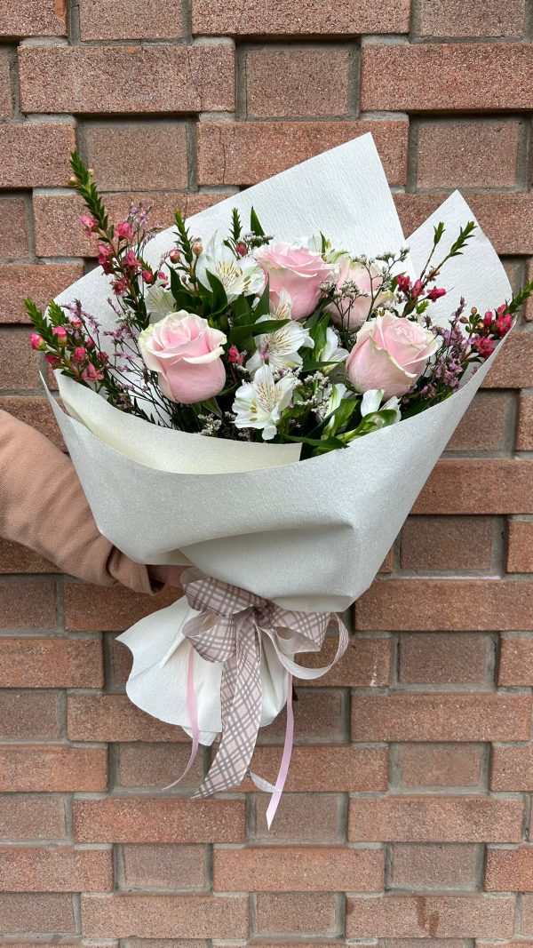 mazzo di fiori con rose rosa e fiori bianchi per la festa della mamma