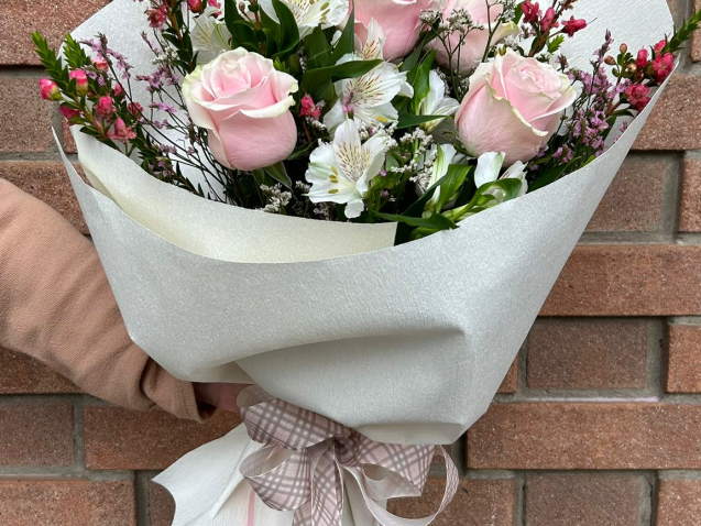 mazzo di fiori con rose rosa e fiori bianchi per la festa della mamma