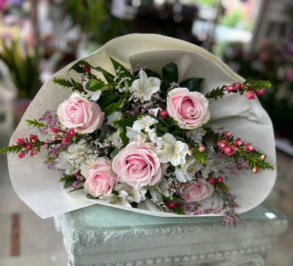 mazzo di fiori con rose rosa e fiori bianchi per la festa della mamma