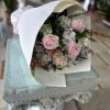 mazzo di fiori con rose rosa e fiori bianchi per la festa della mamma