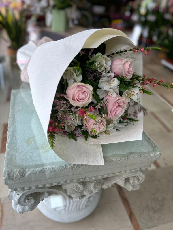 mazzo di fiori con rose rosa e fiori bianchi per la festa della mamma