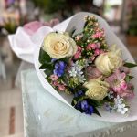 mazzo di fiori freschi e rose colorati per regalo