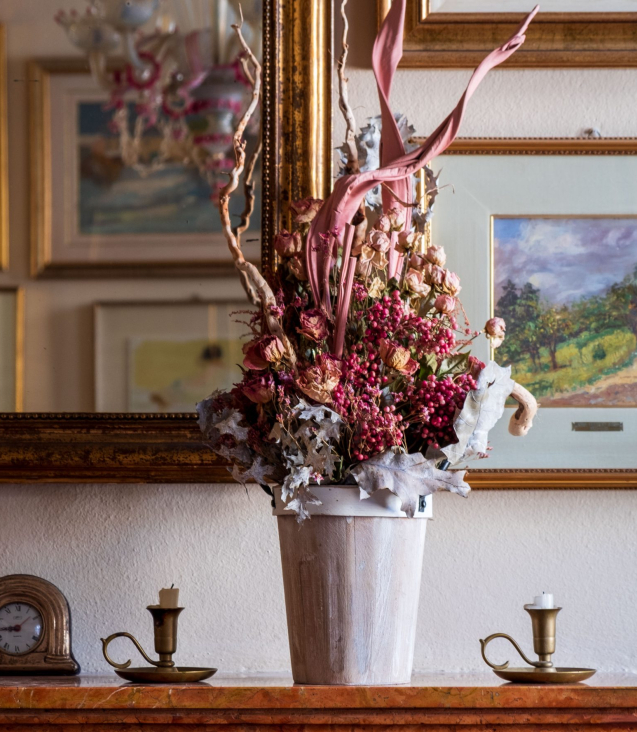 vaso di legno con fiori secchi e disidratati