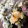 dettaglio della ghirlanda a forma di cuore con fiori secchi