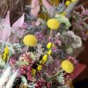 dettagli del mazzo di fiori secchi bianco rosa giallo