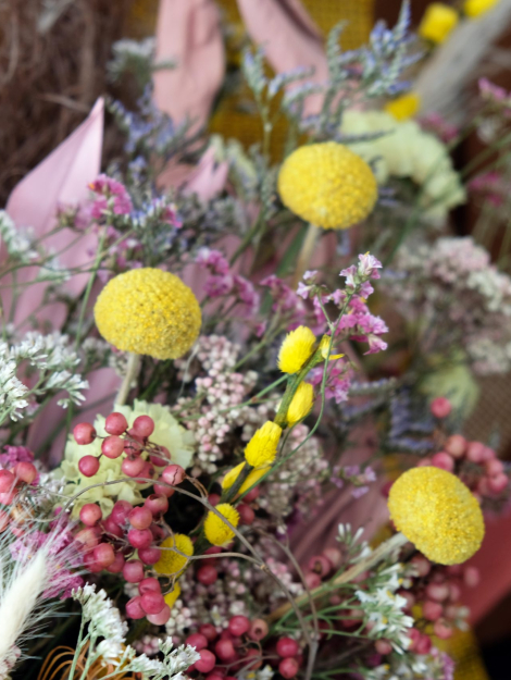 dettagli del mazzo di fiori secchi bianco rosa giallo