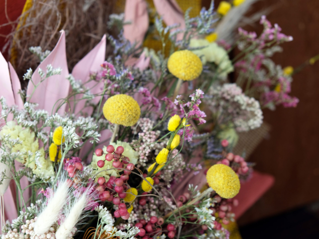 dettagli del mazzo di fiori secchi bianco rosa giallo
