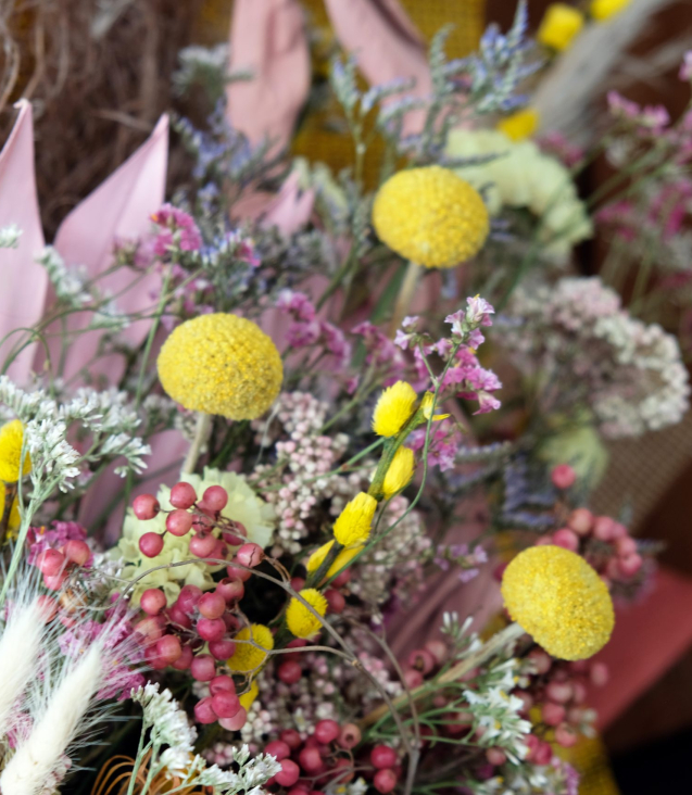 dettagli del mazzo di fiori secchi bianco rosa giallo