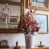 vaso di legno con fiori secchi e disidratati