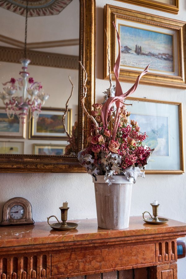 vaso di legno con fiori secchi e disidratati