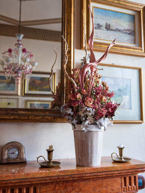 vaso di legno con fiori secchi e disidratati