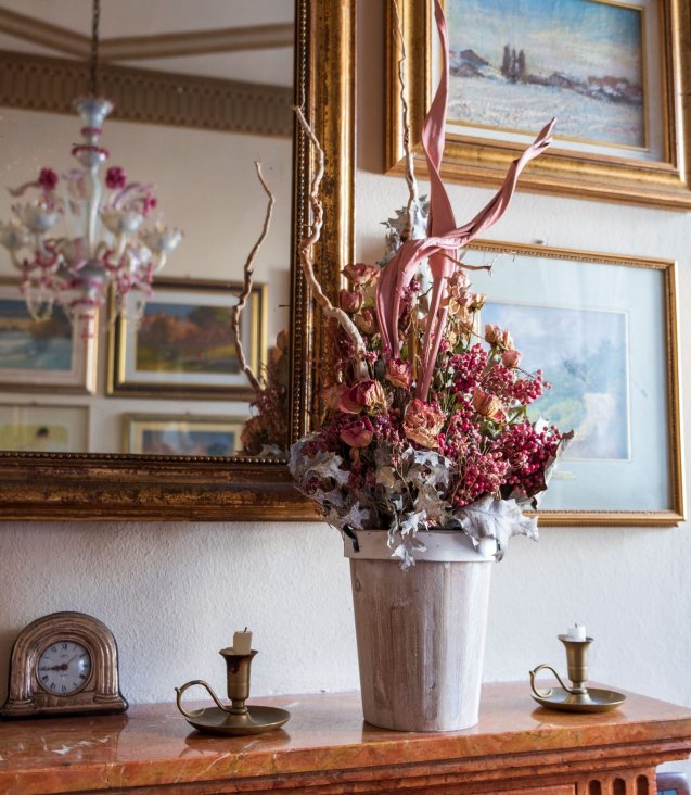 vaso di legno con fiori secchi e disidratati