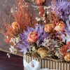 contenitore di cartone con composizione di fiori secchi colorati