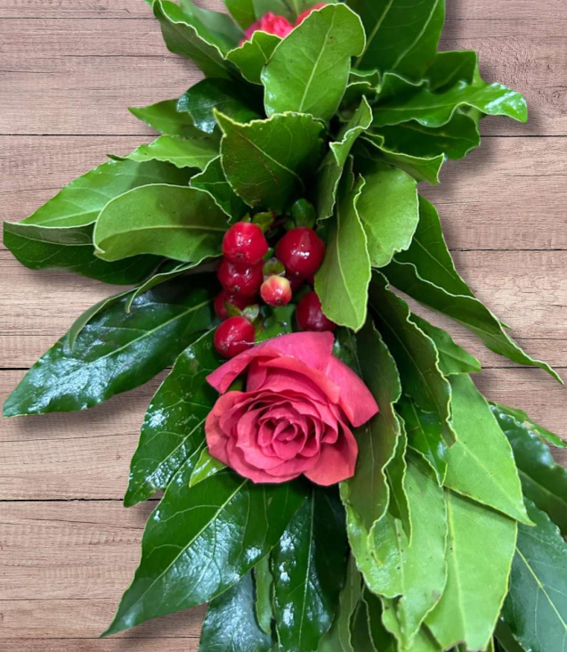 Corona di alloro con rosa rossa