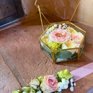 porta fedi con rose rosa