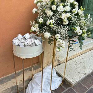 rialzo di lisianthus bianchi e porta riso