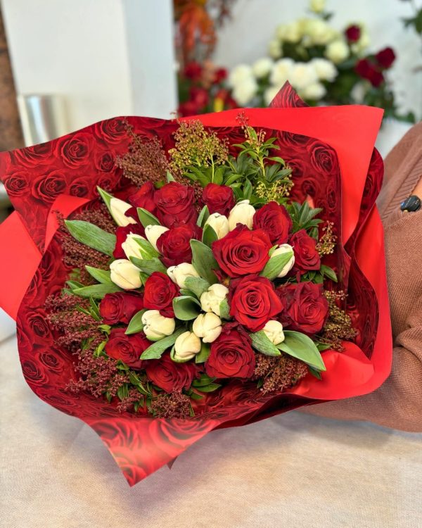 Bouquet di fiori con rose rosse e tulipani bianchi