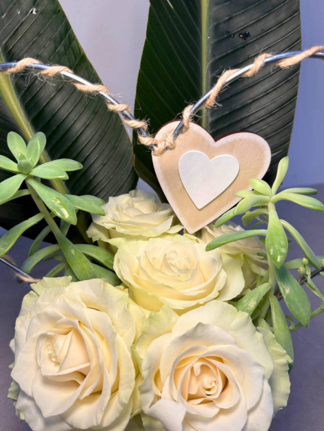 Composizione di rose bianche