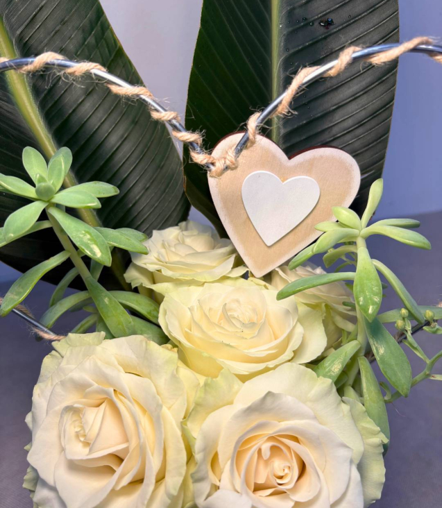 Composizione di rose bianche