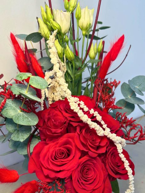Composizione floreale rossa per san valentino