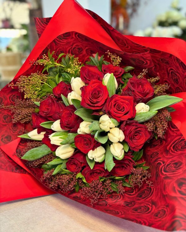 Mazzo di fiori con rose rosse e tulipani bianchi