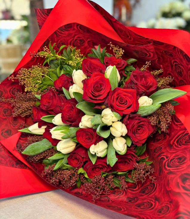 Mazzo di fiori con rose rosse e tulipani bianchi