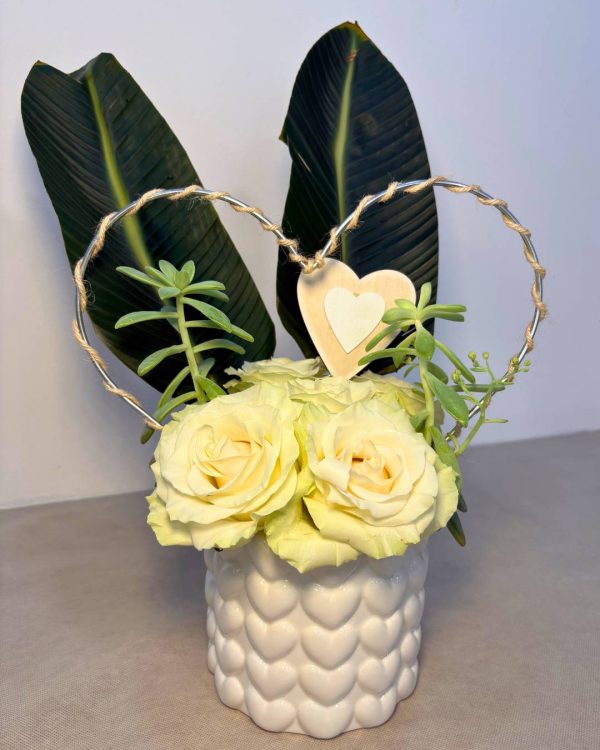 Vaso in ceramica bianco con rose bianche