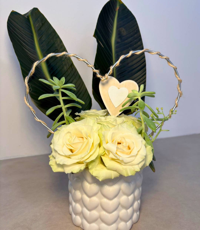 Vaso in ceramica bianco con rose bianche