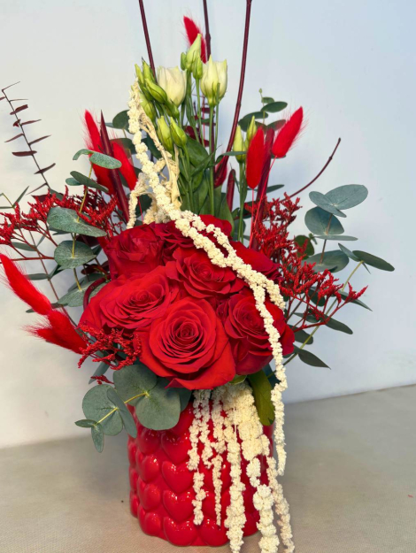 Vaso in ceramica rosso con cuori in rilievo