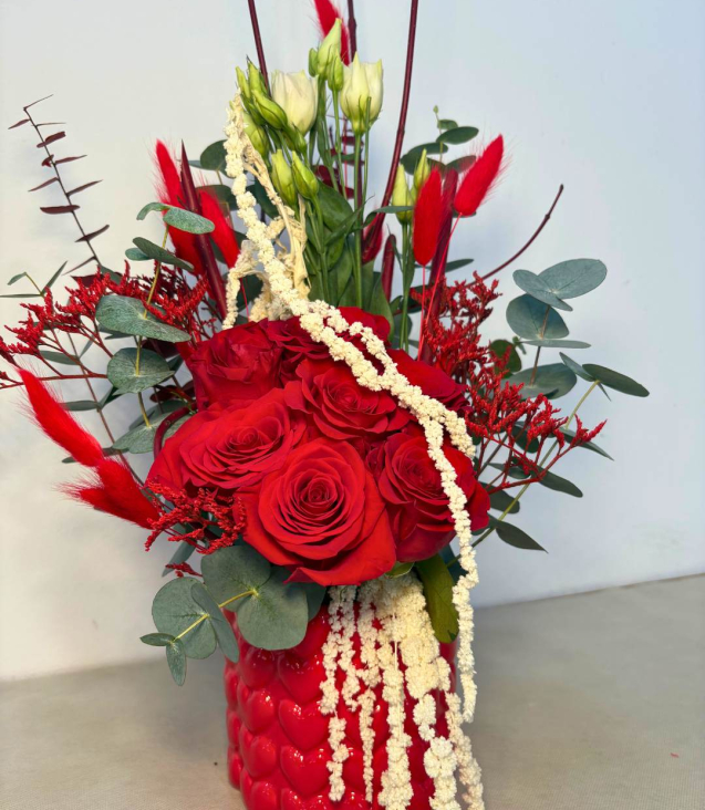 Vaso in ceramica rosso con cuori in rilievo