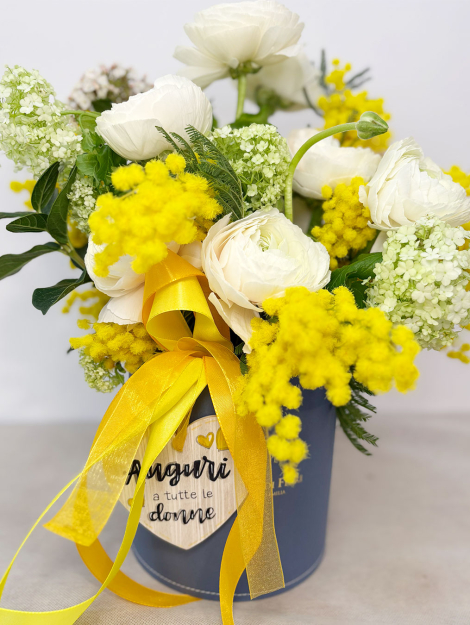 Composizione in box di mimosa per la festa della donna