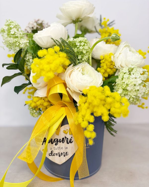 Composizione in box di mimosa per la festa della donna