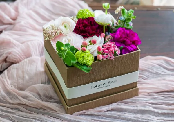 scatola beige con fiori freschi colorati