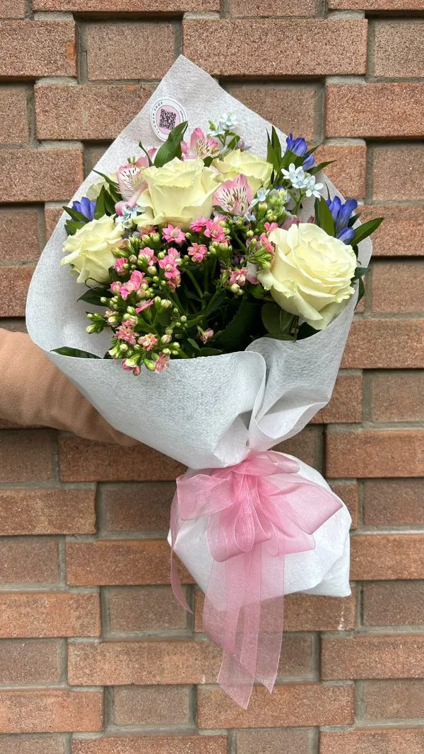 mazzo di fiori freschi e rose colorati per regalo