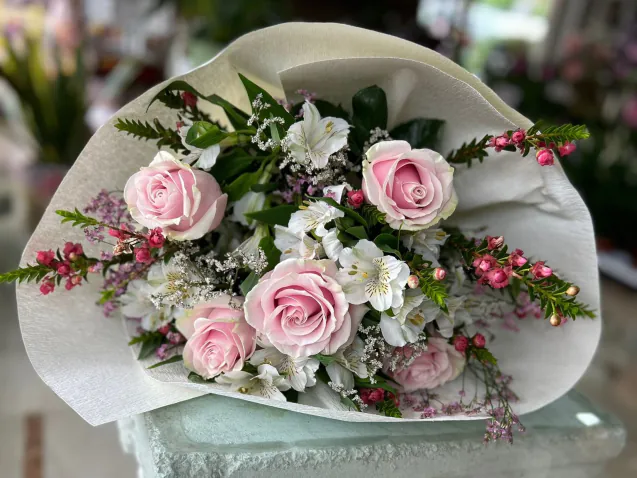 mazzo di fiori con rose rosa e fiori bianchi per la festa della mamma