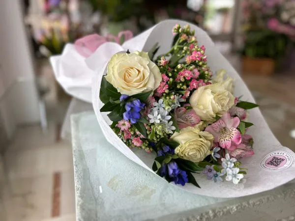 mazzo di fiori freschi e rose colorati per regalo