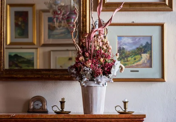 vaso di legno con fiori secchi e disidratati