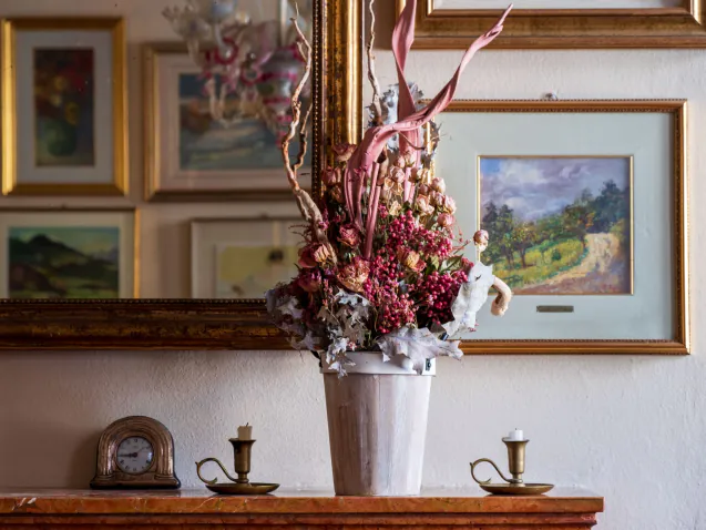 vaso di legno con fiori secchi e disidratati