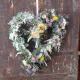 ghirlanda a forma di cuore con fiori secchi