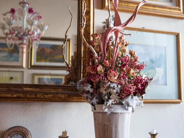 vaso di legno con fiori secchi e disidratati