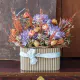 contenitore di cartone con composizione di fiori secchi colorati