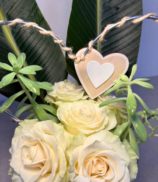 Composizione di rose bianche