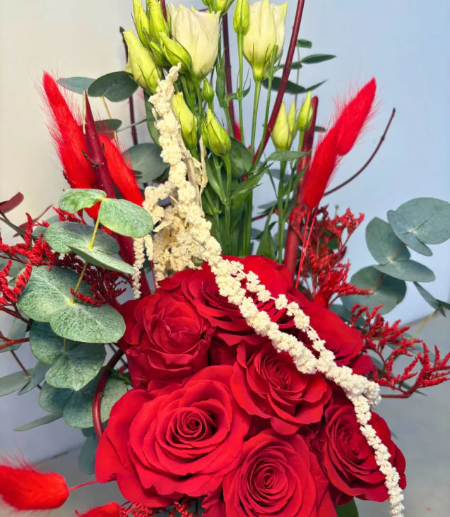 Composizione floreale rossa per san valentino
