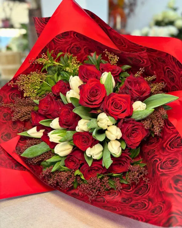 Mazzo di fiori con rose rosse e tulipani bianchi