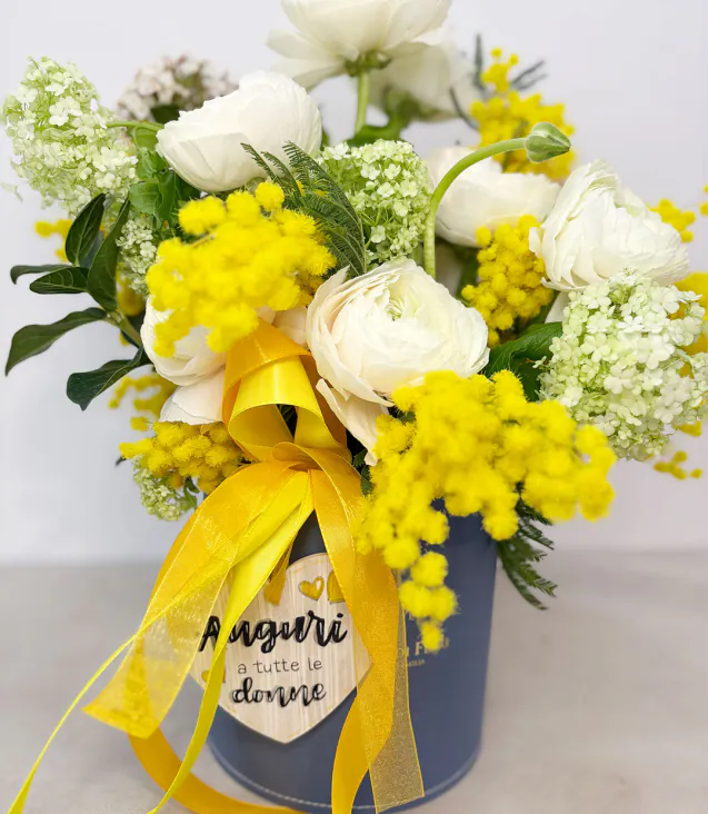 Composizione in box di mimosa per la festa della donna